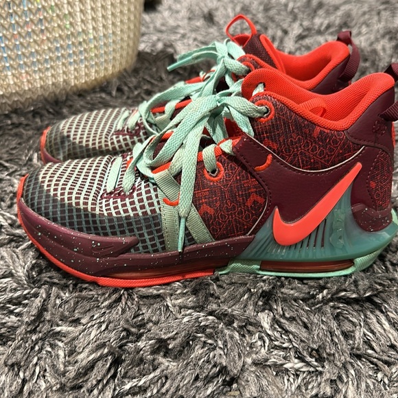 Nike Lebron youth size 4.5 - Picture 1 of 6